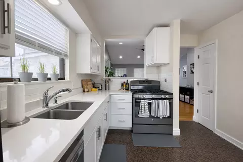 Kitchen - 1587 Brookside Dr, Hoffman Estates, IL 60169 photo 2 of 3