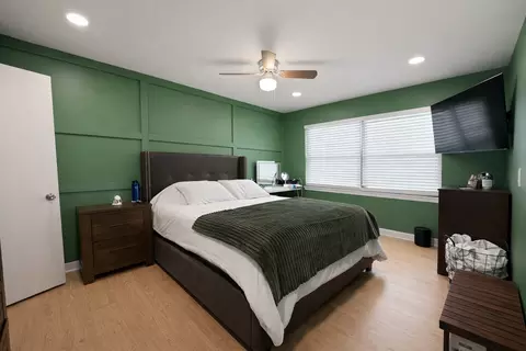 Bedroom - 1587 Brookside Dr, Hoffman Estates, IL 60169 photo 1 of 4