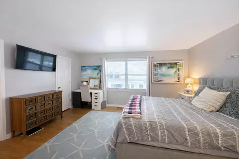 Bedroom - 1280 Clover Ln, Hoffman Estates, IL 60192 photo 1 of 2