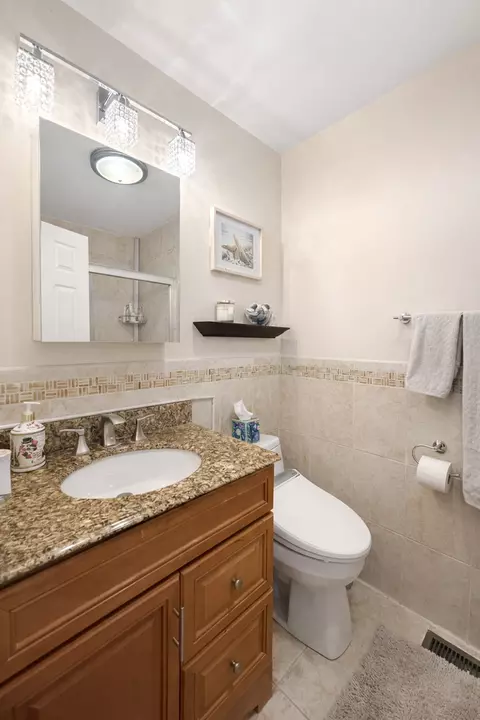 Bath - 1280 Clover Ln, Hoffman Estates, IL 60192 photo 2 of 2