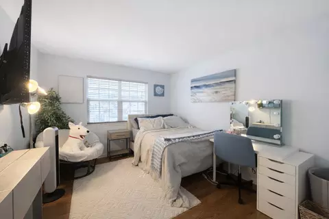 Bedroom - 1280 Clover Ln, Hoffman Estates, IL 60192 photo 2 of 2
