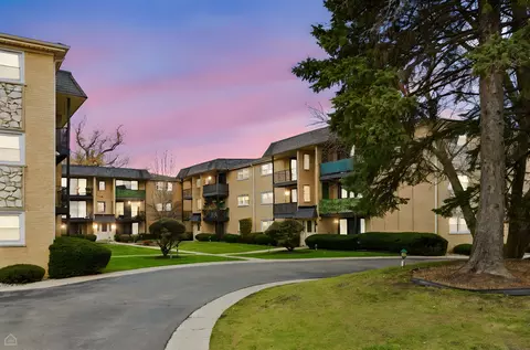 6568 W Roscoe St #2N, Chicago, IL 60634