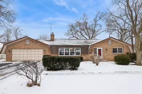 635 Eletson Dr, Crystal Lake, IL 60014