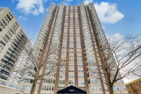 525 W Hawthorne Pl #206, Chicago, IL 60657