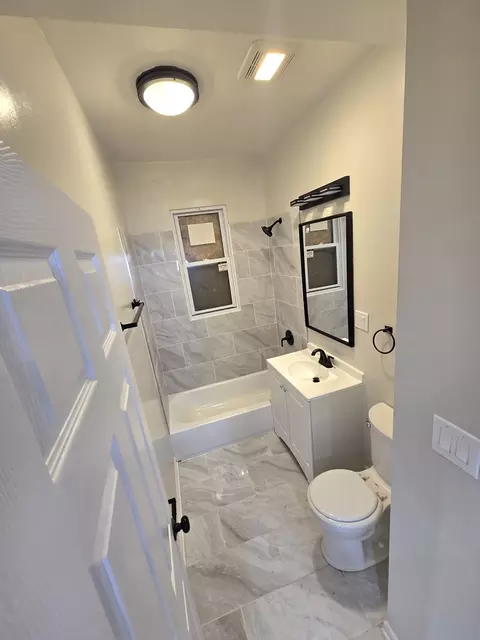 Bath - 628 E 92nd Pl, Chicago, IL 60619 photo 1 of 3