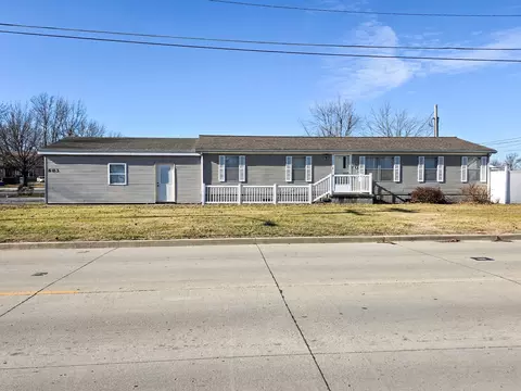 603 N Worthey St, Flora, IL 62839