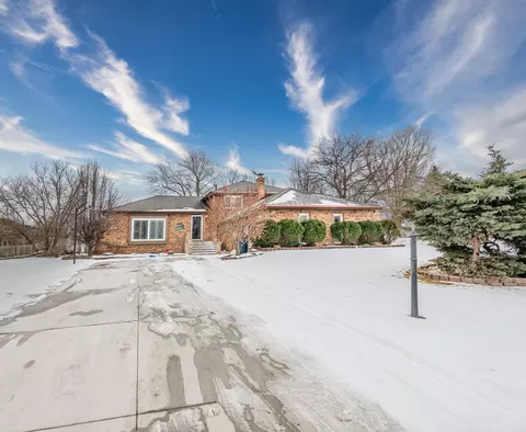 8821 W 100th St, Palos Hills, IL 60465