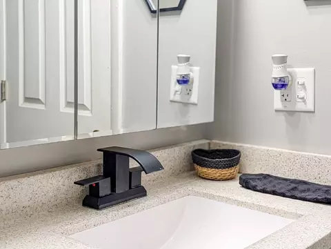 Bath - 811 Beech Dr, Bolingbrook, IL 60440 photo 2 of 4