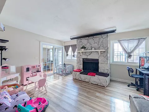 Living - 811 Beech Dr, Bolingbrook, IL 60440 photo 4 of 4
