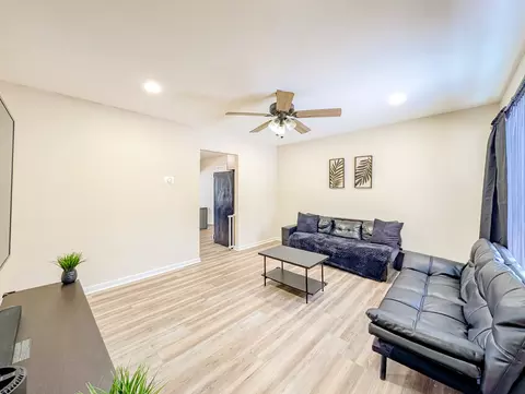 Living - 811 Beech Dr, Bolingbrook, IL 60440 photo 2 of 4