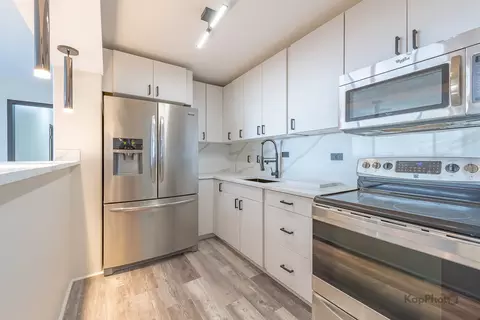 Kitchen - 7337 S South Shore Dr #902, Chicago, IL 60649 photo 4 of 4