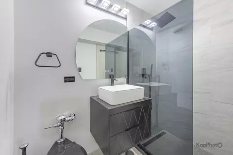 Bath - 7337 S South Shore Dr #902, Chicago, IL 60649 photo 1 of 4