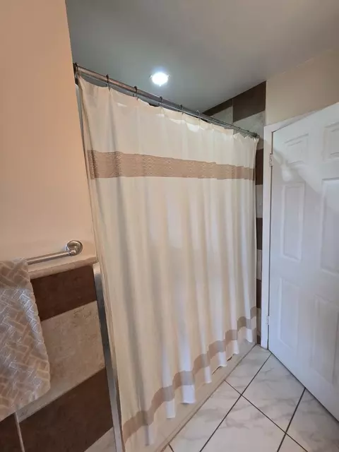 Bath - 2201 Kingfisher Ln, Rolling Meadows, IL 60008 photo 1 of 5