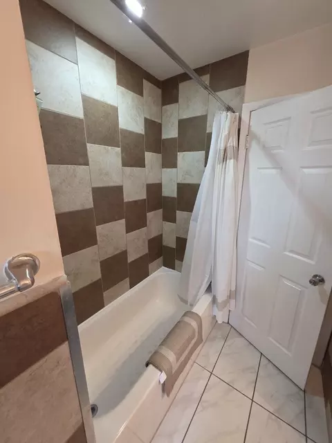 Bath - 2201 Kingfisher Ln, Rolling Meadows, IL 60008 photo 2 of 5