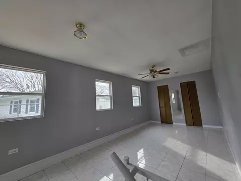 Living - 2201 Kingfisher Ln, Rolling Meadows, IL 60008 photo 5 of 7