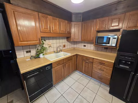 Kitchen - 2201 Kingfisher Ln, Rolling Meadows, IL 60008 photo 4 of 6
