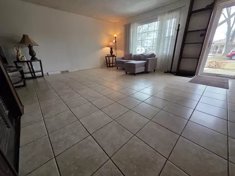 Living - 2201 Kingfisher Ln, Rolling Meadows, IL 60008 photo 1 of 7