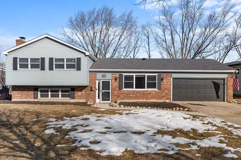 228 Wellington Dr, Crystal Lake, IL 60014