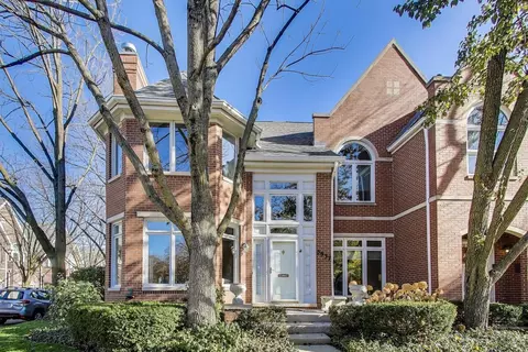 5937 N Sauganash Ln, Chicago, IL 60646