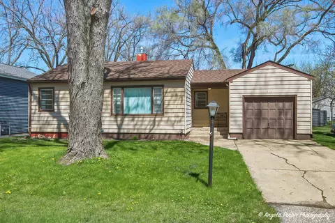 510 Sunrise Dr, Mchenry, IL 60051