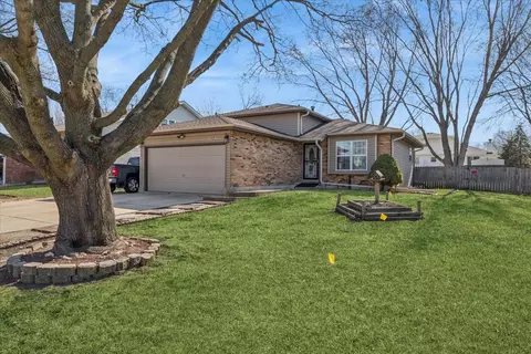 834 River Dr, Carol Stream, IL 60188