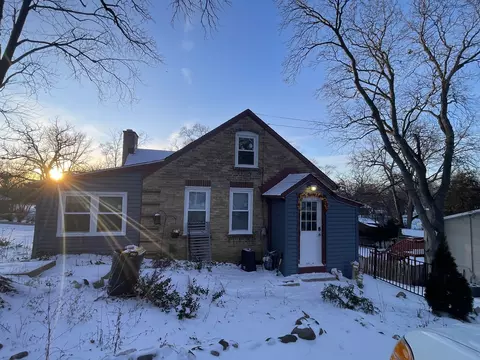 3323 Charles Ct, Island Lake, IL 60042