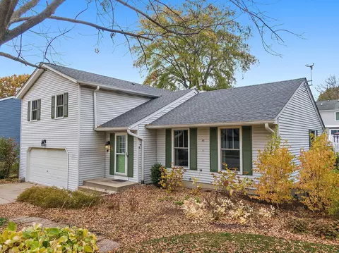 517 Sheffield Rd, Naperville, IL 60565 photo 2