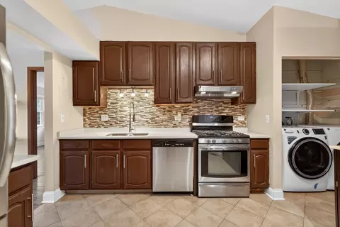 Kitchen - 1690 Red Coach Ln, Algonquin, IL 60102 photo 1 of 2
