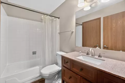 Bath - 1690 Red Coach Ln, Algonquin, IL 60102 photo 1 of 3
