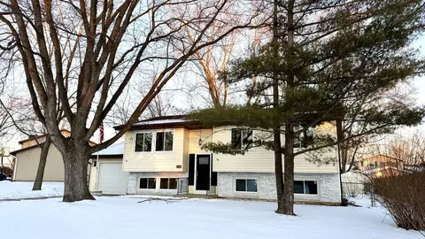 527 Northgate Rd, Lindenhurst, IL 60046