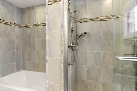 Bath - 4211 W Devon Ave, Chicago, IL 60646 photo 2 of 3