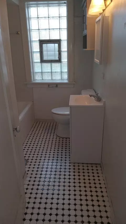 Bath - 2334 E 68th St #B, Chicago, IL 60649 photo 1 of 1