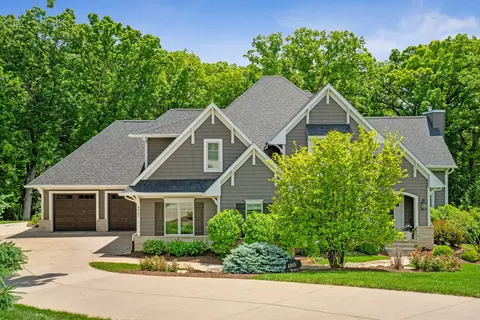 4865 Woody Creek Cir, Bettendorf, IA 52722