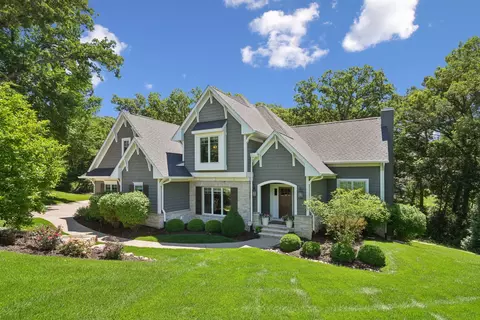 4865 Woody Creek Cir, Bettendorf, IA 52722