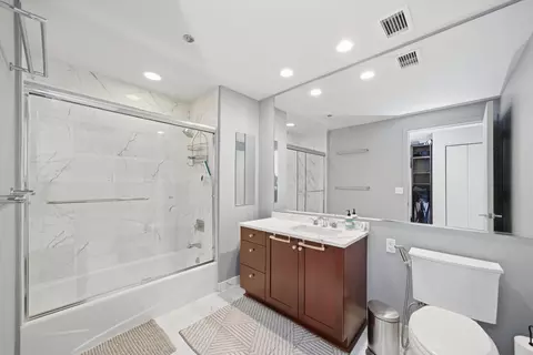 Bath - 60 E Monroe St #5304, Chicago, IL 60603 photo 6 of 6