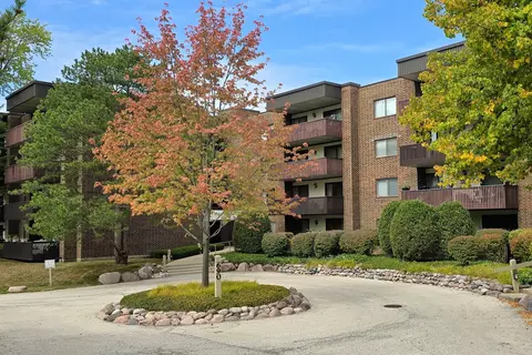 690 Chandler Rd #207, Gurnee, IL 60031