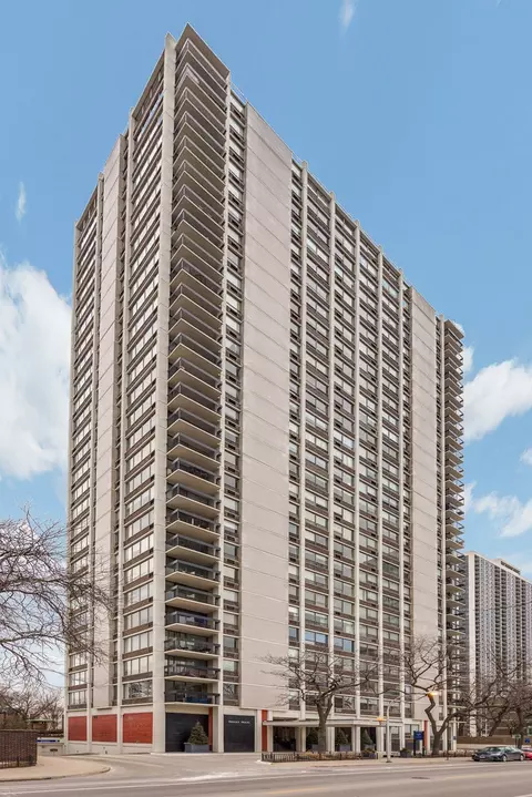 1455 N Sandburg Ter #1802, Chicago, IL 60610
