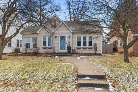 3033 Middle Rd, Davenport, IA 52803