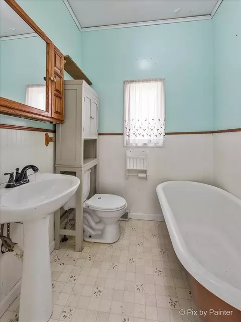 Bath - 331 Orange St, Elgin, IL 60123 photo 1 of 2