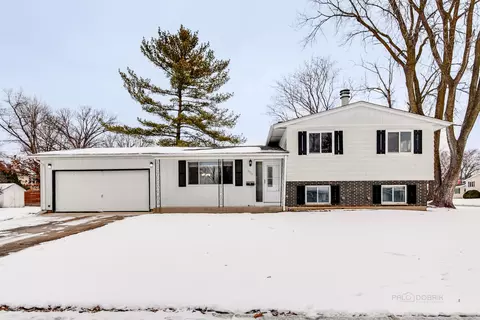 18758 W Highfield Dr, Gurnee, IL 60031