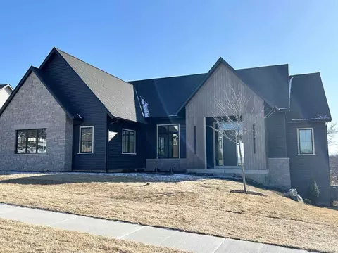 4545 Woodland Dr, Bettendorf, IA 52722