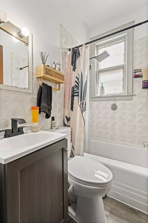 Bath - 2139 N Long Ave, Chicago, IL 60639 photo 2 of 3