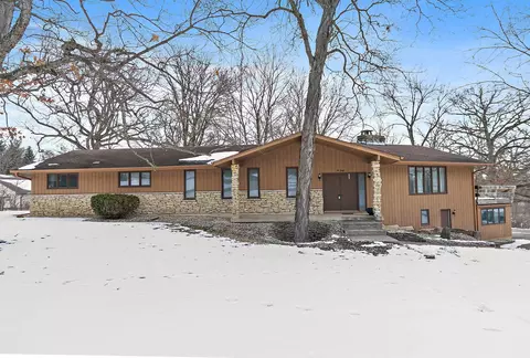 1040 Beau Brummel Ct, Sleepy Hollow, IL 60118