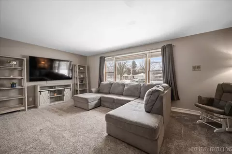 Living - 921 Birchwood Dr, Sycamore, IL 60178 photo 2 of 2