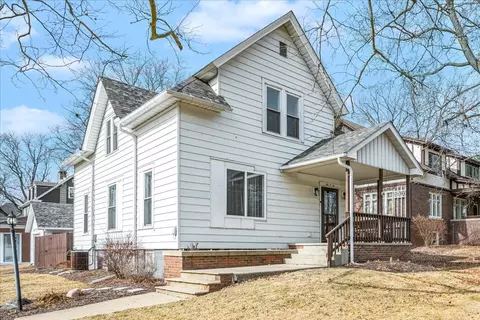 606 S Main St, Eureka, IL 61530
