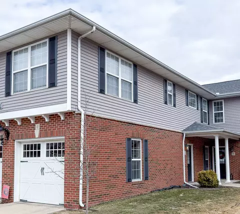 106 Essex Ln #4, Savoy, IL 61874