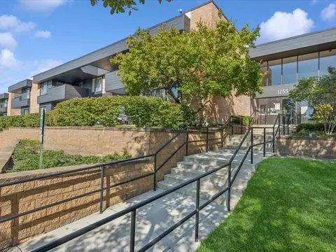 1255 N Sterling Ave #208, Palatine, IL 60067
