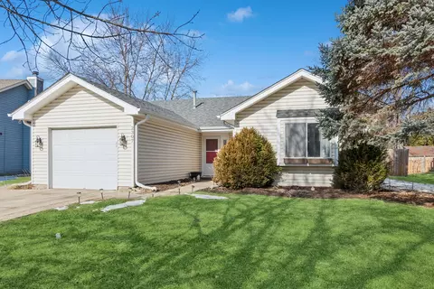 2307 Woodview Ln, Naperville, IL 60565