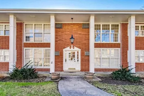 1777 Dewes St #E, Glenview, IL 60025