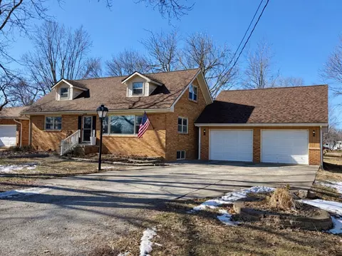 210 S East St, Moweaqua, IL 62550